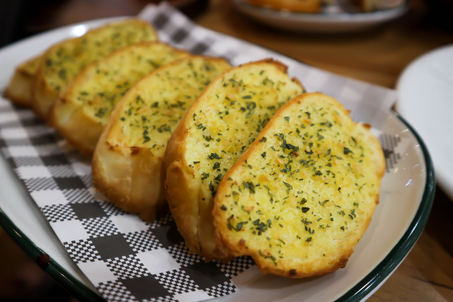 garlic bread dish, bread